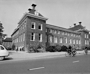 855737 Gezicht op de voorgevel van het Bejaardentehuis Kanaalstraat (Kanaalstraat 195-197) te Utrecht.